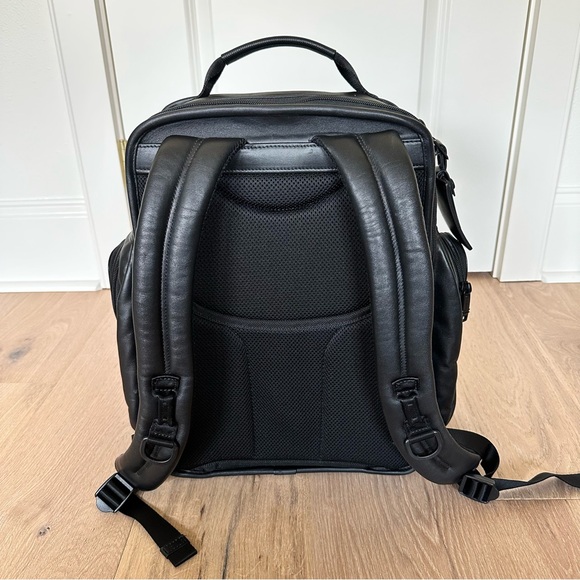 🆕Tumi Alpha 2 Leather Business Class Brief Pack 🆕Tumi Alpha 2 Leather Business Class Brief Pack